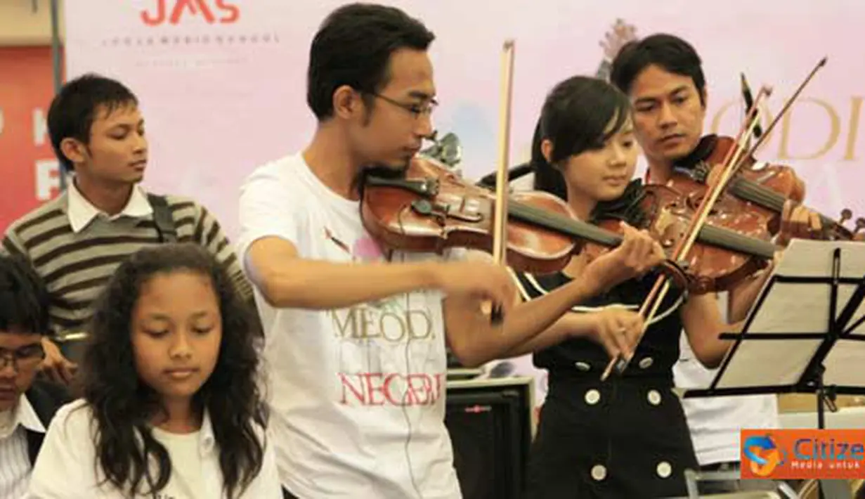 Citizen6, Jogjakarta: Peserta lomba JMS sedang melakukan aksi dengan memainkan alat musik biola. (Pengirim: Chasan)