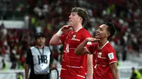 Pemain Timnas Indonesia, Beckham Putra (kanan) dan Ole Romeny melakukan selebrasi setelah mencetak gol ke gawang St Kitts and Nevis dalam laga semifinal FIFA Series 2026 di Stadion Utama Gelora Bung Karno (SUGBK), Senayan, Jakarta, Jumat (27/03/2026). (Bola.com/Abdul Aziz)