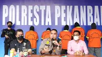 Konferensi pers penangkapan pengguna surat bebas Covid-19 palsu di Polresta Pekanbaru. (Liputan6.com/M Syukur)