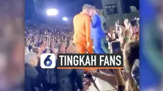 Seorang fans wanita meraba-raba bagian tubuh Nick Jonas ketika konser Jonas Brother sedang berlangsung di Los Angeles, California. Meski telah ditegur petugas, fans tersebut terus melakukannya.