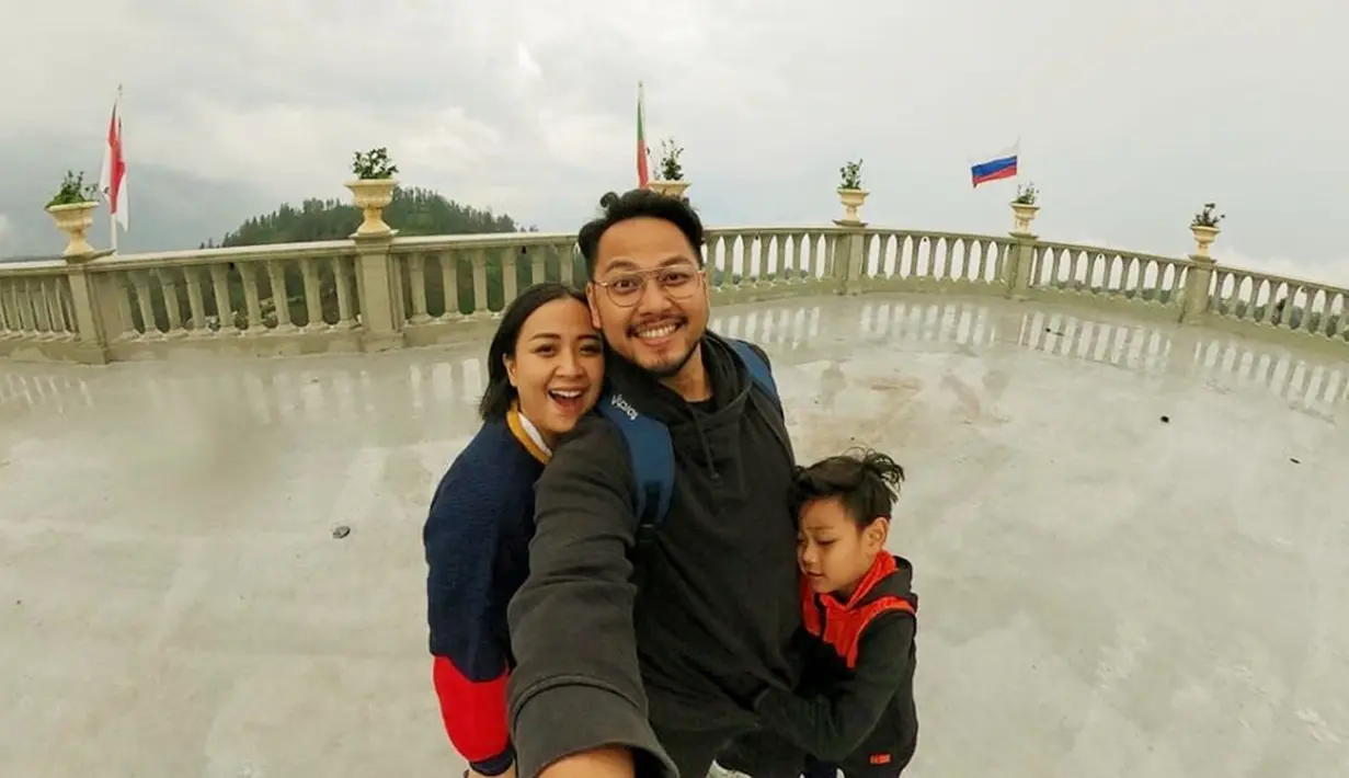 Ia mengaku ingin mendalami perannya sebagai istri Arlan Jumarwan Djoewarsa dan seorang ibu bagi putranya. Maka tak heran bila Astrid memang jarang terlihat di layar kaca namun masih aktif bernyanyi secara off air. (Liputan6.com/IG/@astridbasjar)