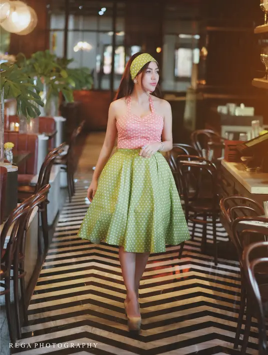 "Selalu otaknya bisnis, apapun bisnis halal yang jadi uang dan mama aku suka dan memang hobi banget masak. Masakannya enaaaaak banget," tambahnya. (Instagram/bellashofie5292)