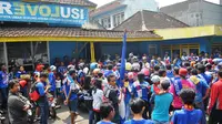 Setelah ditilang polisi gara-gara nekad pawai, ratusan Aremania berkumpul di kantor manajemen Arema di Malang, Rabu (6/4/2016). (Bola.com/Iwan Setiawan)
