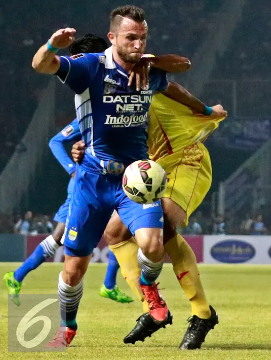 Penyerang Persib, Spasojevic berusaha melewati pemain Sriwijaya FC pada Piala Presiden 2015 di stadion GBK, Jakarta, Minggu (18/10/2015). Persib menang atas Sriwijaya dengan skor 2-0. (Liputan6.com/Yoppy Renato)