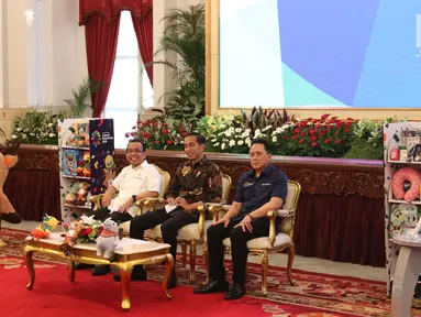 Presiden Joko Widodo (tengah) bersama Mensesneg Pratikno (kiri) dan Kepala Bekraf Triawan Munaf saat menghadiri promosi Asian Games 2018 di Istana Negara, Jakarta, Selasa (5/6). (Liputan6.com/Angga Yunia)