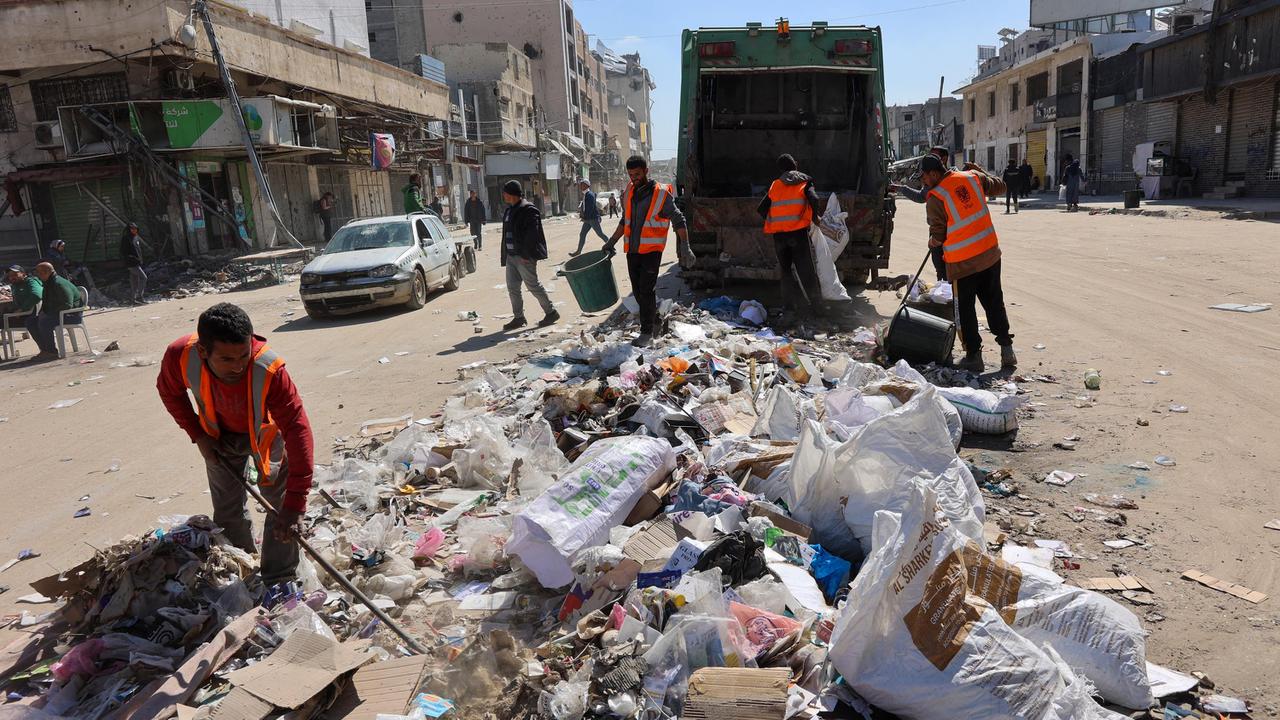 Sambut Ramadan, Warga Gaza Bersihkan Sampah dan Reruntuhan