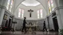 Polisi antiteror melakukan pemeriksaan keamanan di sebuah gereja di Surabaya, Jawa Timur, Sabtu (24/12/2022). Pengamanan dilakukan di sejumlah gereja di berbagai wilayah guna menciptakan rasa aman dan khidmat bagi warga yang akan melangsungkan ibadah malam Natal. (JUNI KRISWANTO/AFP)