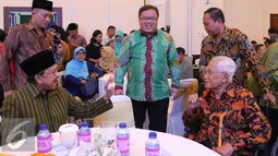 Menteri PNN/Kepala Bappenas Bambang P.S Brodjonegoro bersama dengan Presiden RI ketiga, BJ Habibie saat menghadiri peresmian nama gedung pusat Bappenas menajdi Gedung Widjojo Nitisastro di Jakarta, Jumat (23/9). (Liputan6.com/Angga Yuniar)