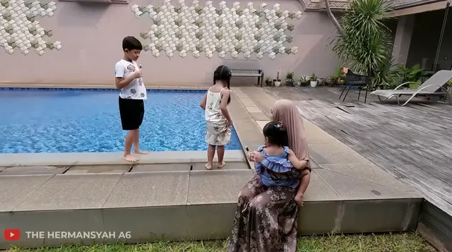 1. Desain Kolam Renang Outdoor Berkonsep Klasik Tropis