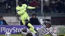 Pemain Juventus, Paul Pogba (kanan) berebut bola dengan pemain Manchester City, Bacary Sagna  pada lanjutan liga Champions grup D di Stadion Juventus, Kamis (26/11/2015) dini hari WIB. (AFP Photo/Marco Bertorello)