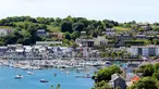 Irlandia, sebuah negara kecil yang terletak di bagian barat laut Eropa. Saat ini, pendapatan perkapita penduduknya berada di angka 63.374 dolar atau sekitar 887 juta rupiah. (mustseeplaces.eu)