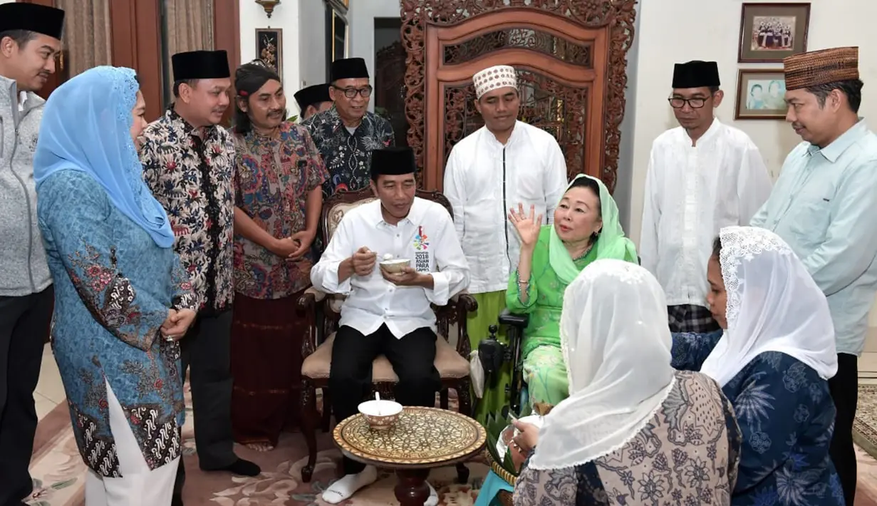 Presiden Joko Widodo bersilaturahmi ke keluarga Presiden keempat RI KH Abdurrahman Wahid alias Gus Dur di Ciganjur, Jakarta, Jumat (7/9). Jokowi meminta restu ke istri Gus Dur, Sinta Nuriyah untuk maju di Pilpres 2019. (Liputan6.com/HO/Biro Pers Setpres)