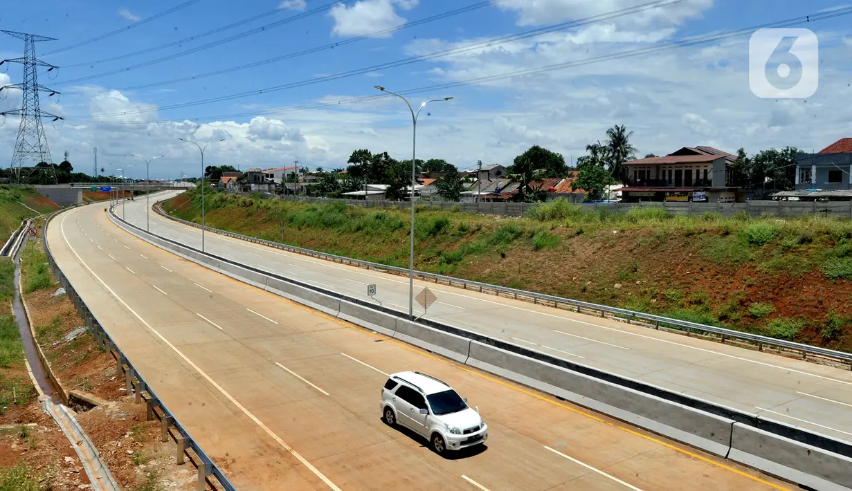 Kendaraan melintasi Tol Depok-Antasari seksi II ruas Brigif-Sawangan yang masih dalam proses finishing di kawasan Grogol, Depok, Jawa Barat, Selasa (10/3/2020). Tol Depok-Antasari seksi II sepanjang 6,30 kilometer rencananya mulai beroperasi pada awal April mendatang. (merdeka.com/Arie Basuki)