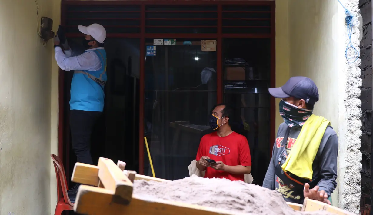 Warga mengamati petugas PLN saat melakukan pencatatan meteran listrik di salah satu rumah kawasan Kebayoran Baru, Jakarta, Selasa (30/6/2020). Pengerahan petugas dilakukan untuk memastikan kesesuaian antara tagihan rekening listrik pelanggan dengan penggunaannya. (Liputan6.com/Angga Yuniar)