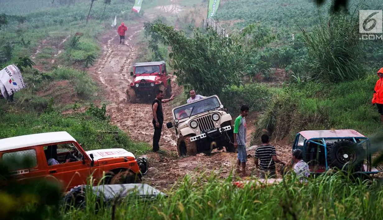 Jeep peserta jurnalis 4x4 melintasi lumpur selama Fastron Weekend Drive- Dasa Warsa Jurnalis 4X4, Bogor, Jawa Barat (26/11). Peserta juga diajak mengikuti pelatihan Fotografi, Videografi dan Editing serta Penulisan Press Release. (Liputan6.com/HO/Jefta)