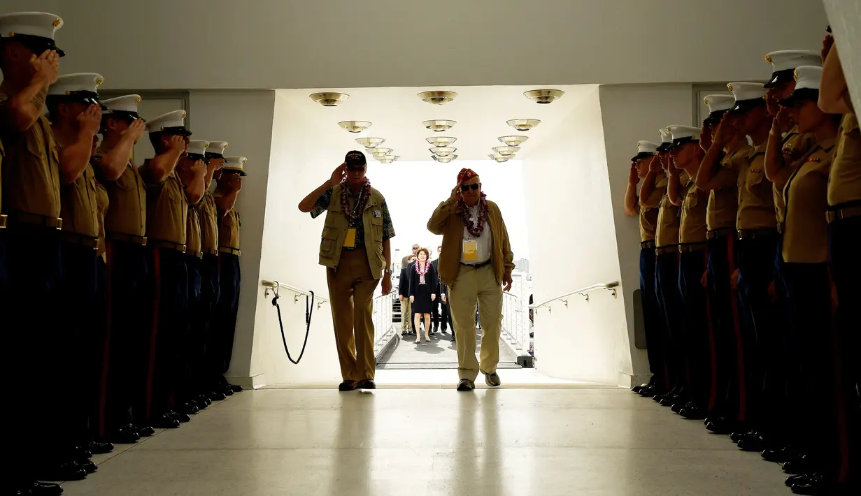 Dua orang veteran, Paul Hilliard (kiri) dan Ron Freeman memberi hormat kembali tentara AS saat mereka tiba di kapal USS Arizona memorial untuk mengahadiri peringatan 75 tahun pengeboman Pearl Harbor di Honolulu, Hawaii (7/12). (Reuters/Hugh Gentry)