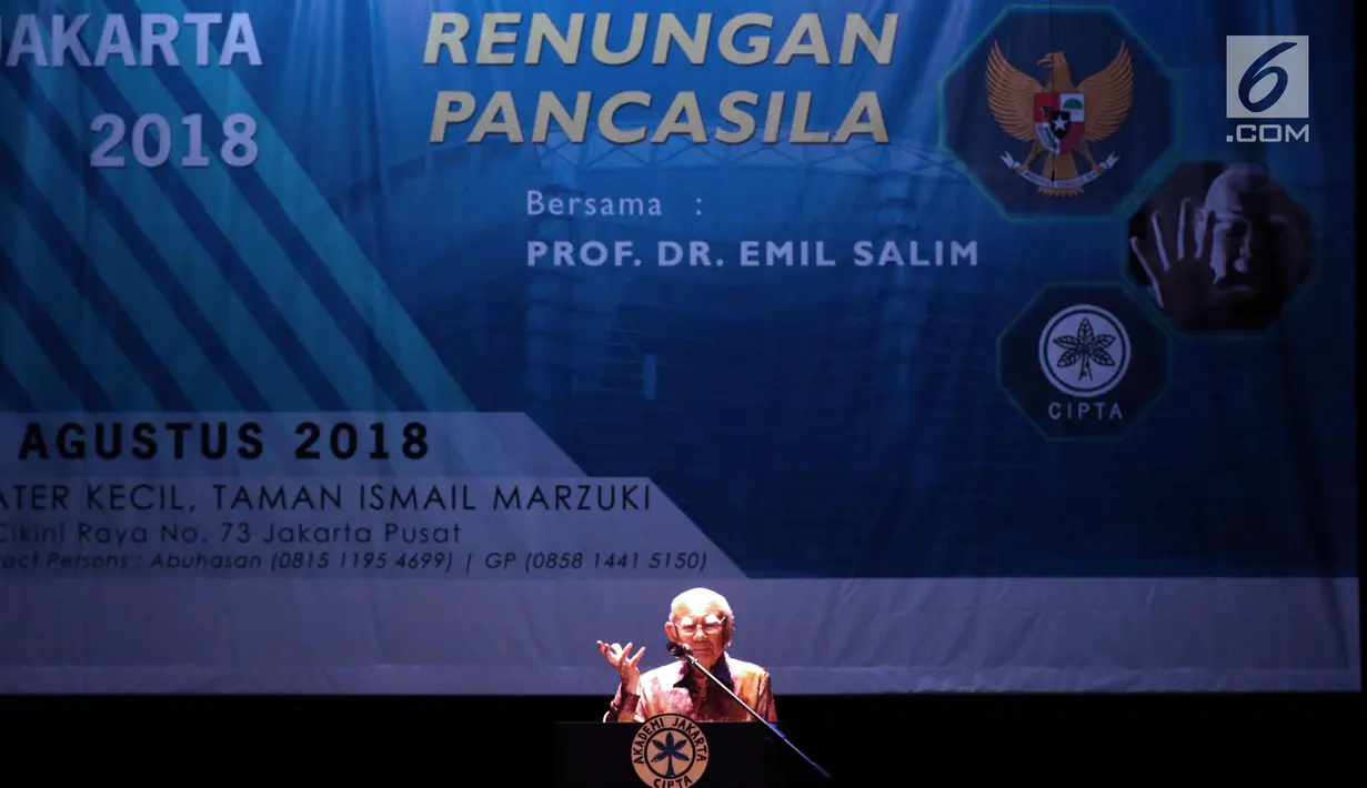 Ketua Dewan Pertimbangan Presiden periode 2010-2014, Emil Salim saat menyampaikan Renungan Pancasila di Teater Kecil TIM, Jakarta, Selasa (7/8). Renungan Pancasila merupakan tema STA Memorial Lecture pada 2018. (Liputan6.com/Helmi Fithriansyah)