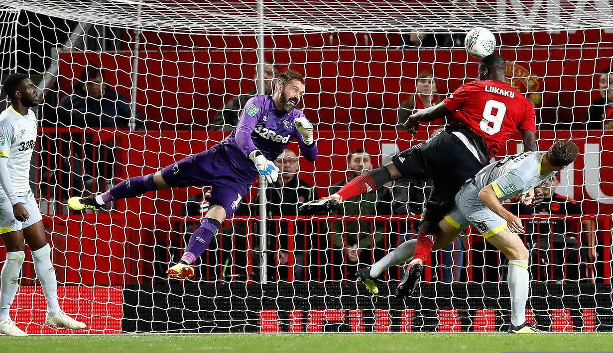 Pemain Manchester United (MU), Romelu Lukaku (dua kanan) menendang bola ke gawang Derby County saat laga Piala Liga Inggris di Old Trafford, Manchester, Inggris, Selasa (25/9). MU kalah dari tim divisi dua tersebut. (Martin Rickett/PA via AP)