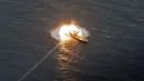 Rudal menghantam kapal target saat latihan militer Iran di Teluk Oman, Kamis (18/6/2020). Pada April lalu, Iran menyatakan pihaknya telah meningkatkan jangkauan untuk rudal-rudal Angkatan Laut menjadi 700 kilometer. (Iranian Army office/AFP)