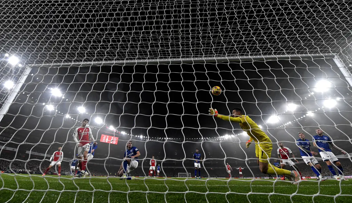 Pemain Arsenal, Kai Havertz (kiri) mencetak gol kemenangan timnya ke gawang Ipswich Town pada laga lanjutan Liga Inggris 2024/2025 di Emirates Stadium, London, Inggris, Sabtu (28/12/2024) WIB. (AFP/Glyn Kirk)
