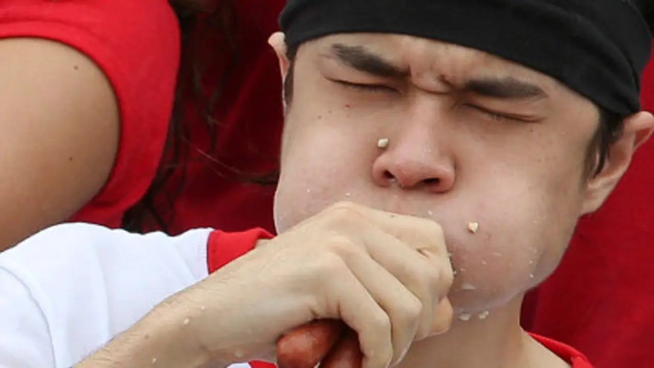 Stonie “Megatoad”, si Pemenang Kontes Makan Hotdog