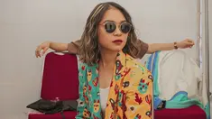 Salah satu fashion item yang sering dipakai Regina Poetiray adalah kacamata. Selain melindungi dari sinar matahari, penampilan vokalis band Geisha ini makin keren dengan kacamata hitam.(Liputan6.com/IG/@reginapoetiray)