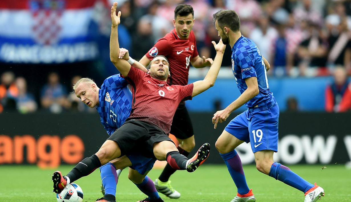Perebutan boal antara pemain Kroasia dan Turki dalam laga Grup D Piala 2016 di Stadion Parc des Princes, Paris, (12/6/2016). (AFP/Bulent Kilic)