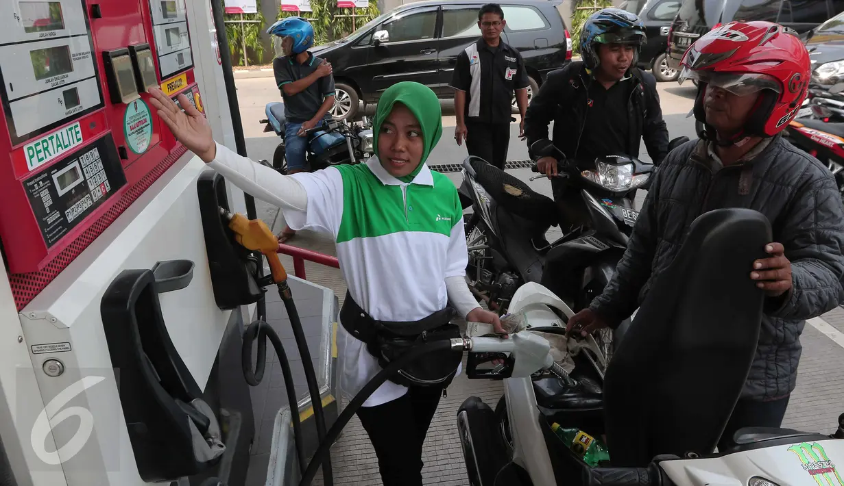 Petugas bersiap mengisi BBM Pertalite ke kendaraan pelanggan di SPBU Antasari, Bandar Lampung, Selasa (6/10/2015). Pertamina kembali melakukan uji pasar Bahan Bakar Minyak (BBM) jenis pertalite di lima Provinsi di Sumbagsel. (Liputan6.com/Angga Yuniar)