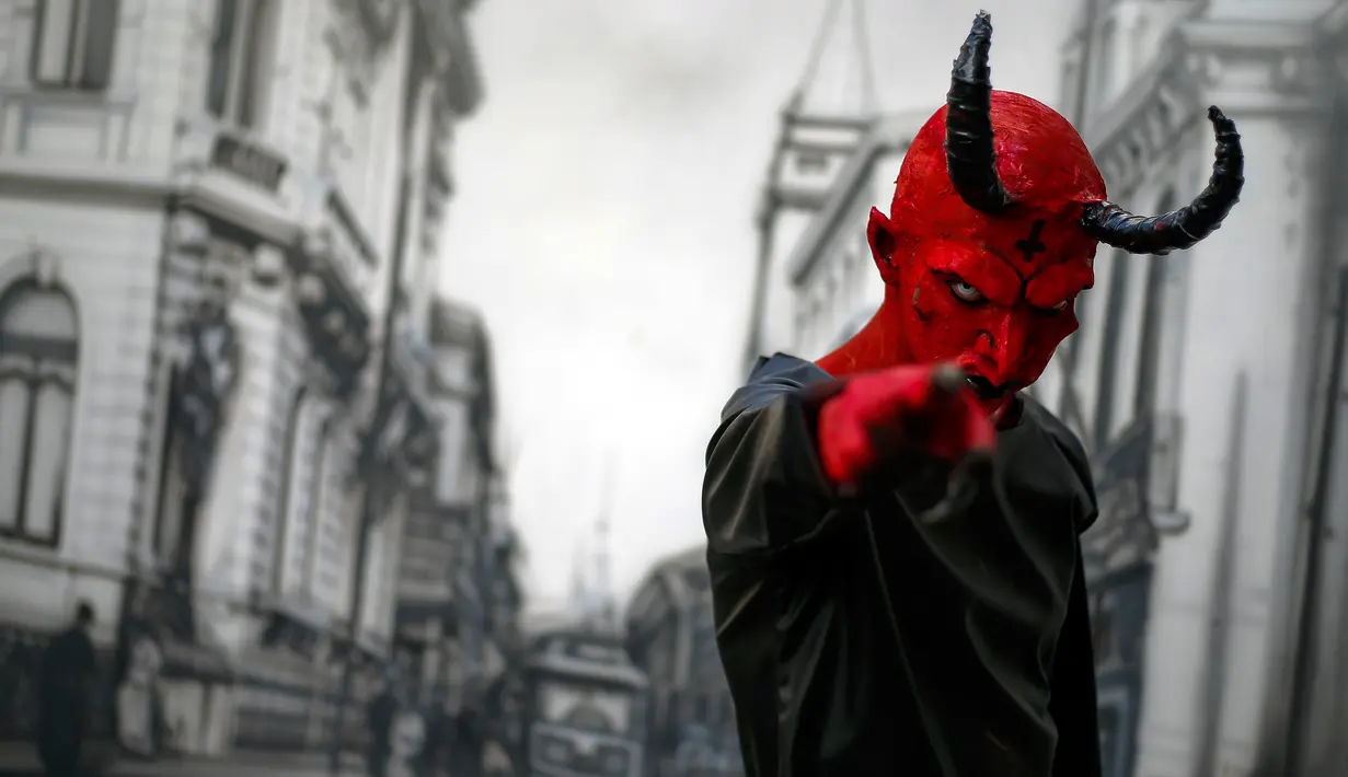 Peserta berdandan layaknya zombie dan menakut-nakuti orang selama acara Zombie Walk di Sao Paulo, Brasil, Sabtu (2/11/2019). Ratusan orang turun ke jalan memakai kostum karakter horor pada acara tahunan yang digelar sejak 2006 pada Hari Para Arwah. (Miguel SCHINCARIOL / AFP)