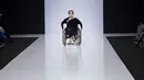 Seorang model menggunakan kursi roda saat meramaikan panggung catwalk Moskow Fashion Week di Moskow, Kamis (23/3). Model tersebut memperagakan busana desainer Rusia, Tatyana Malchikova. (AP Photo/Ivan Sekretarev)