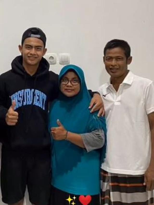 6 Potret Kesederhanaan Orang Tua Pratama Arhan, Enggak Suka Neko-Neko