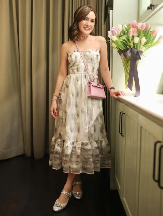 Tampil fun dan playful dengan strapless dress bermotif dan sling bag warna pink cerah. [@shandyaulia]