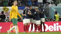 Para pemain Timnas Prancis merayakan gol pertama ke gawang Timnas Australia yang dicetak Adrien Rabiot (tengah) dalam laga matchday pertama Grup D Piala Dunia 2022 di Al Janoub Stadium, Qatar, Rabu (23/11/2022) dini hari WIB. (AP/Christophe Ena)