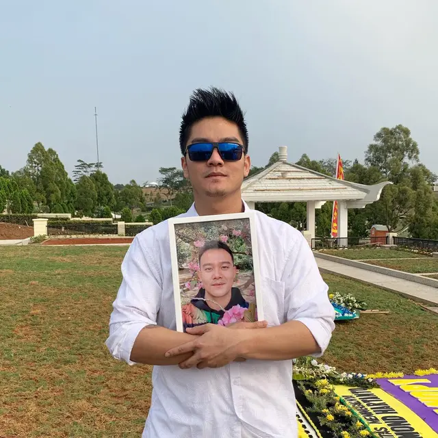 Ziarah Ke Makam Adik, Ini 7 Momen Kenangan Boy William dan Raymond Hartanto