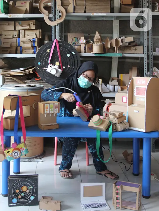 Perajin menyelesaikan pembuatan mainan dari kardus di Rumah Mainan Kardus, Depok, Jawa Barat, Kamis (1/10/2020). Mainan berbahan baku kardus tersebut dijual dengan harga Ro 50 ribu hingga Rp 1.200.000 tergantung besar kecil ukuranya dan tingkat kesulitan. (merdeka.com/Arie Basuki)