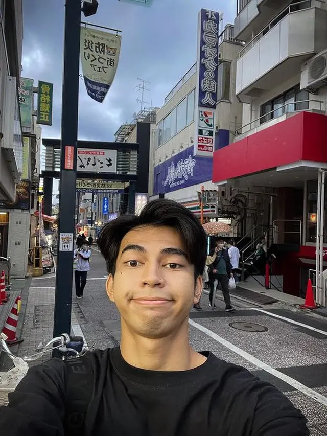 Diisukan Didepak dari Rans Entertainment, Ini 6 Potret Dimas Ahmad di Jepang