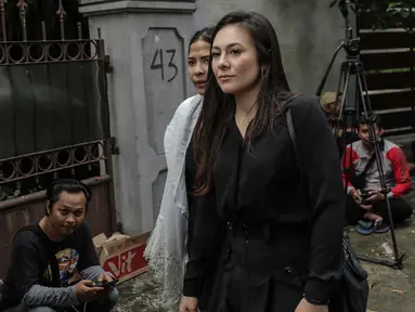 Artis Wulan Guritno tiba melayat  ke rumah duka almarhum Ashraf Sinclair di Pejaten Barat IV, Jakarta, Selasa (18/2/2020). Suami Bunga Citra Lestari, Ashraf Sinclair, meninggal dunia diduga akibat serangan jantung pada Selasa 18 Februari 2020 pukul 3.40 pagi. (Liputan6.com/Faizal Fanani)