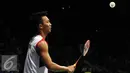 Tunggal putera Indonesia, Ihsan Maulana Mustofa mengambil bola saat melawan pebulutangkis Inggris, Rajiv Ouseph di perempat final BCA Indonesia Open 2016, Jakarta, Jumat (3/6/2016). Ihsan unggul 17-21. 21-12, 21-12. (Liputan6.com/Helmi Fithriansyah)