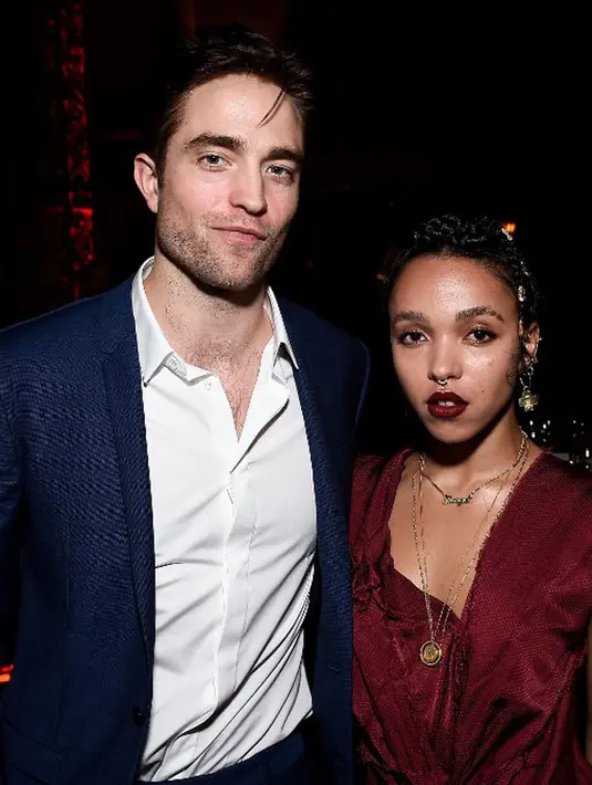 Hubungan Robert Pattinson dan FKA Twigs belakangan ini memang sedang diburu publik. Banyak di antara penggemarnya yang penasaran dengan kelanjutan kisah percintaan mereka yang pernah dikabarkan akan menikah. (AFP/Matt Winklemeyer)