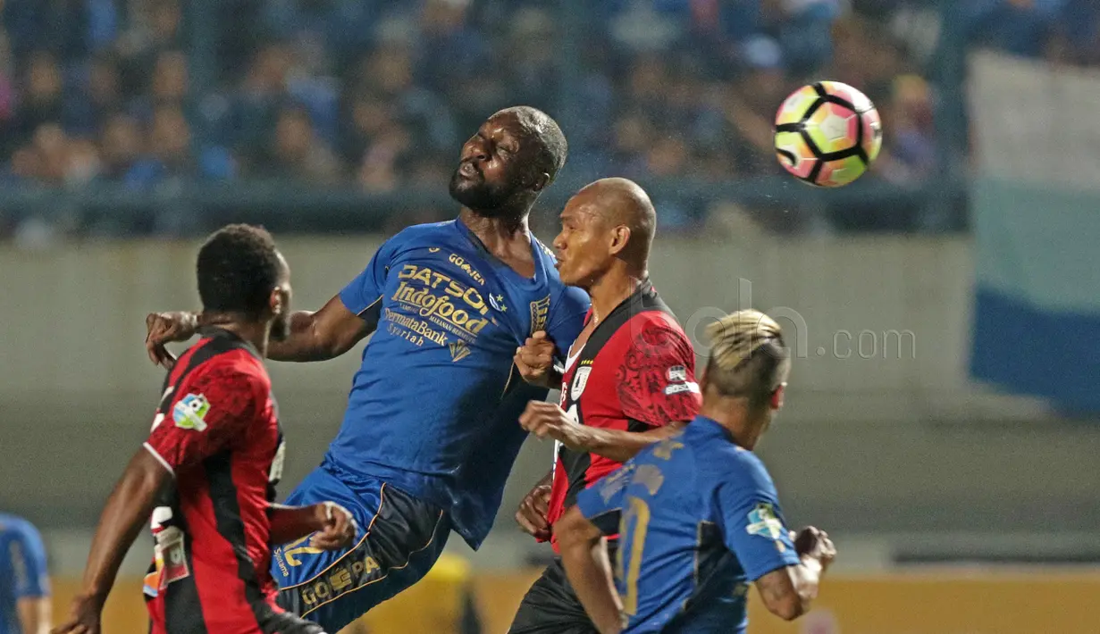 Duel Carlton Cole dengan pemain Persipura Jayapura, Ricardo Salampessy pada laga Liga 1 2017 di Stadion GBLA, Bandung, Minggu (7/5/20170). Persib menang 1-0. (Bola.com/Nicklas Hanoatubun)