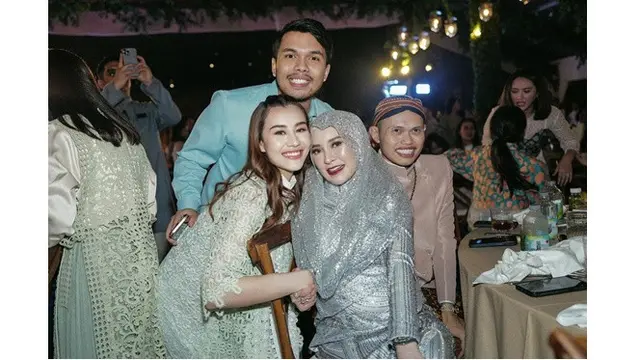 8 Potret Artis di Acara Pengajian dan Mitoni Shandy Purnamasari, Bertabur Bintang