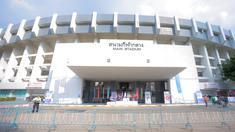 Tampak depan Stadion 700th Anniversary Stadium pada Senin (8/12/2025). (Bola.com/Bagaskara Lazuardi)