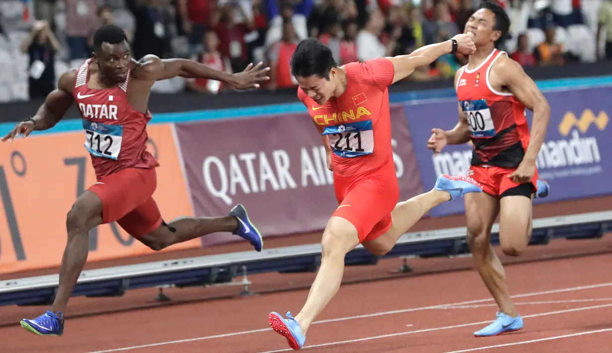 Pelari China, Su Bingtian menyentuh garis finis pada final lari 100 M Putra Asian Games 2018 di Stadion GBK, Jakarta, Minggu (26/8). Su Bingtian memecahkan rekor Asian Games atas namanya sendiri 9,98 detik yang diciptakan di Incheon 2014. (AP/Lee Jin-man)