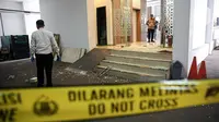 “Iya benar di halaman depan kantor MUI ada beberapa kaca pecah, ada korban dari pihak kita, sudah dibawa ke rumah sakit. Saya kira ini bentuk teror yang mengaku Tuhan. Iya dia bilang mengaku Tuhan,” tutur Ikhsan saat dikonfirmasi, Selasa (2/5/2023). (Liputan6.com/Faizal Fanani)