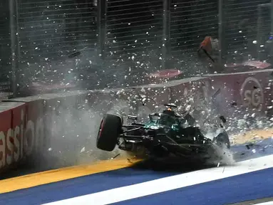 Pembalap Aston Martin, Lance Stroll mengalami kecelakaan saat sesi Kualifikasi 1 (Q1) Formula 1 GP Singapura 2023 yang berlangsung di Sirkuit Marina Bay, Singapura, Sabtu (16/03/2023). (AFP/Mohd Rashfan)