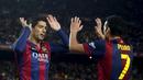 Luis Suarez merayakan gol keduanya ke gawang Almeria bersama Pedro Rodriguez di Stadion Camp Nou, Kamis (9/4/2015) dini hari WIB. (REUTERS/Albert Gea)