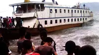 Kapal Motor Penumpang Semua Suka jurusan Lembata-Larantuka, Flores Timur, NTT, nyaris tenggelam dihantam gelombang tinggi. (Liputan6.com/Ola Keda)