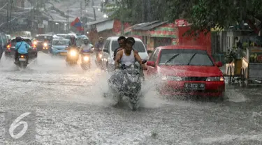 Hujan deras di wilayah Depok menyebabkan banjir di Komjen Pol M Jasin, Kelapa Dua, Depok, Jumat (12/2). Badan Meteorologi, Klimatologi, dan Geofisika (BMKG) menyatakan bahwa Indonesia akan memasuki puncak musim hujan. (Liputan6.com/Yoppy Renato)