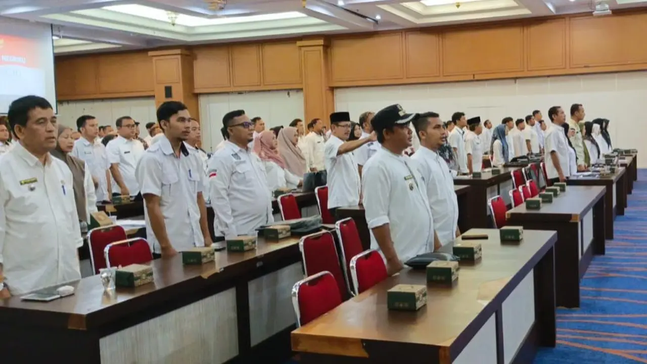 Aparatur pemerintah kabupaten dan desa di Kabupaten Rokan Hulu mengikuti sosialisasi keamanan informasi digital.