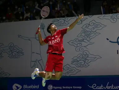 Indonesia berhasil meloloskan 3 wakilnya dari total 9 wakil yang bertanding di hari pertama Turnamen Bulu Tangkis East Ventures Indonesia Open 2022 di Istora Senayan, Jakarta (14/6/2022). Salah satunya adalah Anthony Sinisuka Ginting yang terlibat "perang saudara" dengan Tommy Sugiarto. (Bola.com/Bagaskara Lazuardi)